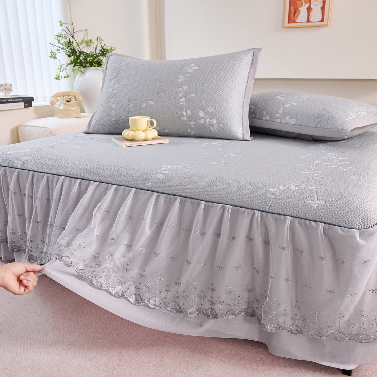 91家纺网 家纺一手货源 找家纺 梵克保罗 2026春夏新款高分子复合凉感提花蕾丝双层床裙款凉席三件套花语系列 床裙花语-灰