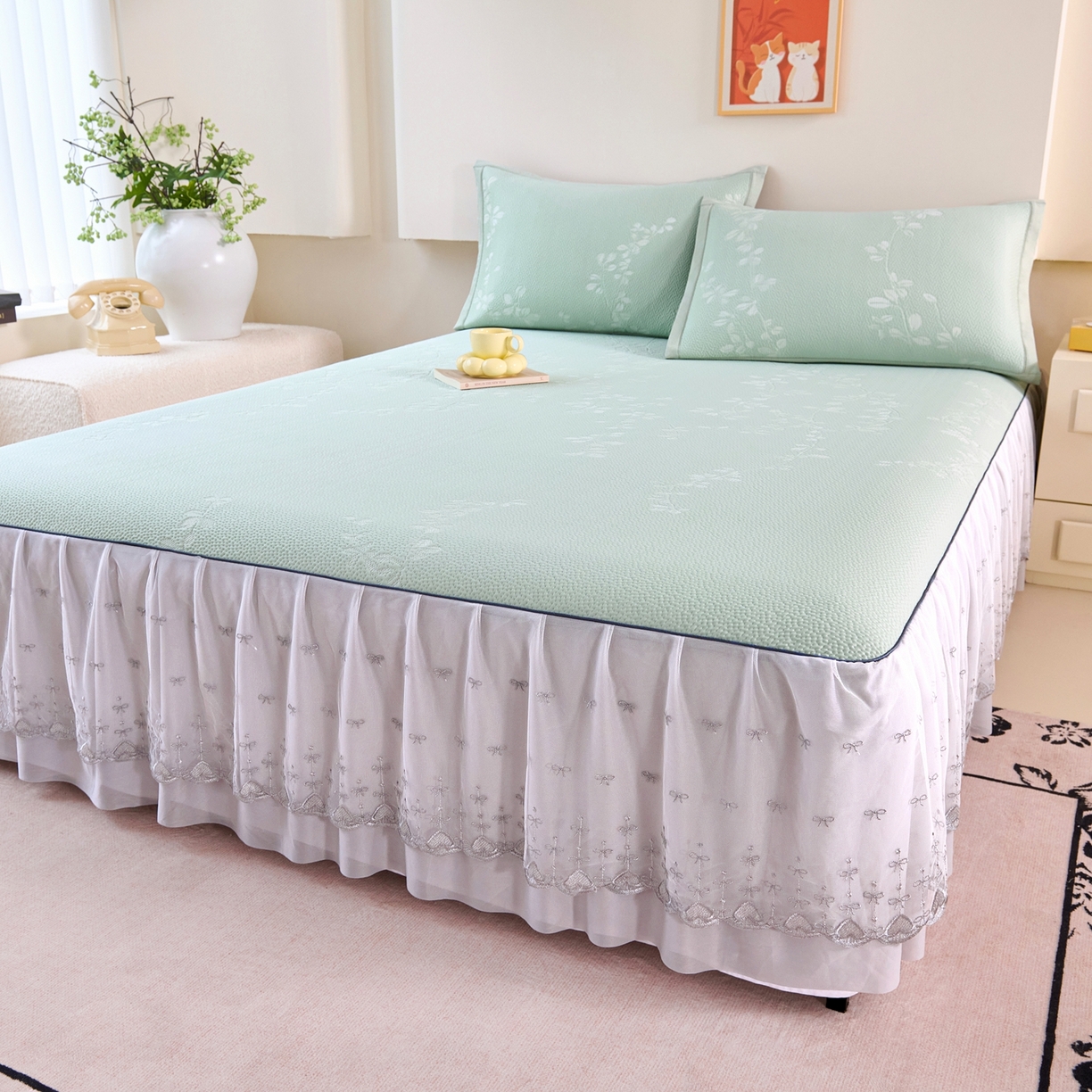 91家纺网 家纺一手货源 找家纺 梵克保罗 2026春夏新款高分子复合凉感提花蕾丝双层床裙款凉席三件套花语系列 床裙花语-绿