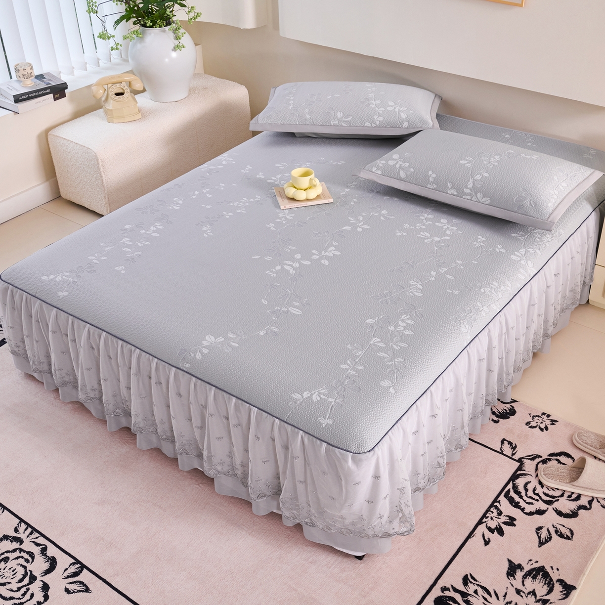 91家纺网 家纺一手货源 找家纺 梵克保罗 2026春夏新款高分子复合凉感提花蕾丝双层床裙款凉席三件套花语系列 床裙花语-灰