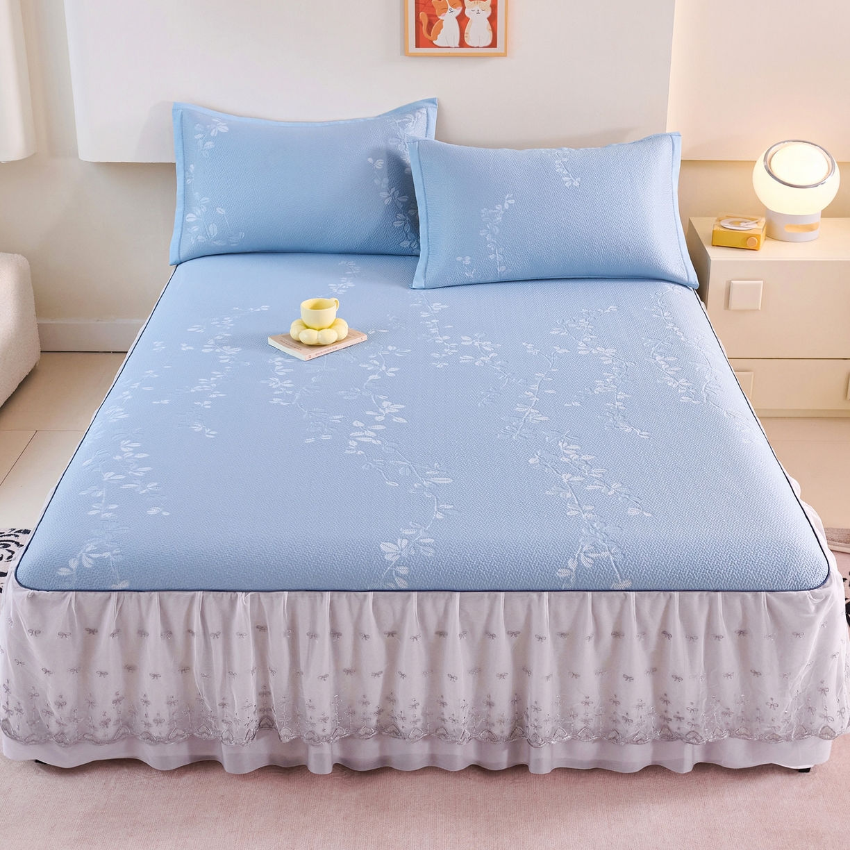 91家纺网 家纺一手货源 找家纺 梵克保罗 2026春夏新款高分子复合凉感提花蕾丝双层床裙款凉席三件套花语系列 床裙花语-蓝