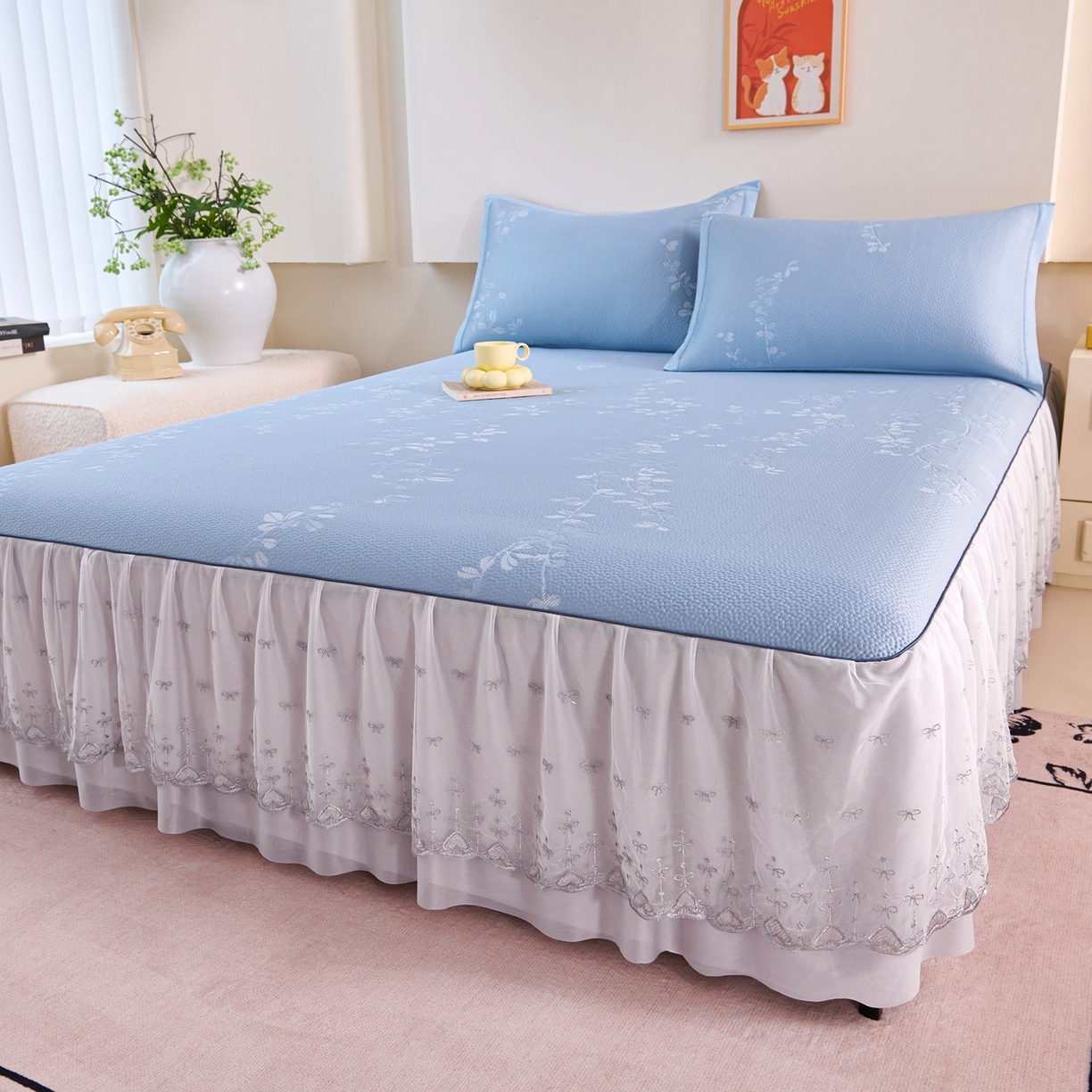 91家纺网 家纺一手货源 找家纺 梵克保罗 2026春夏新款高分子复合凉感提花蕾丝双层床裙款凉席三件套花语系列 床裙花语-蓝