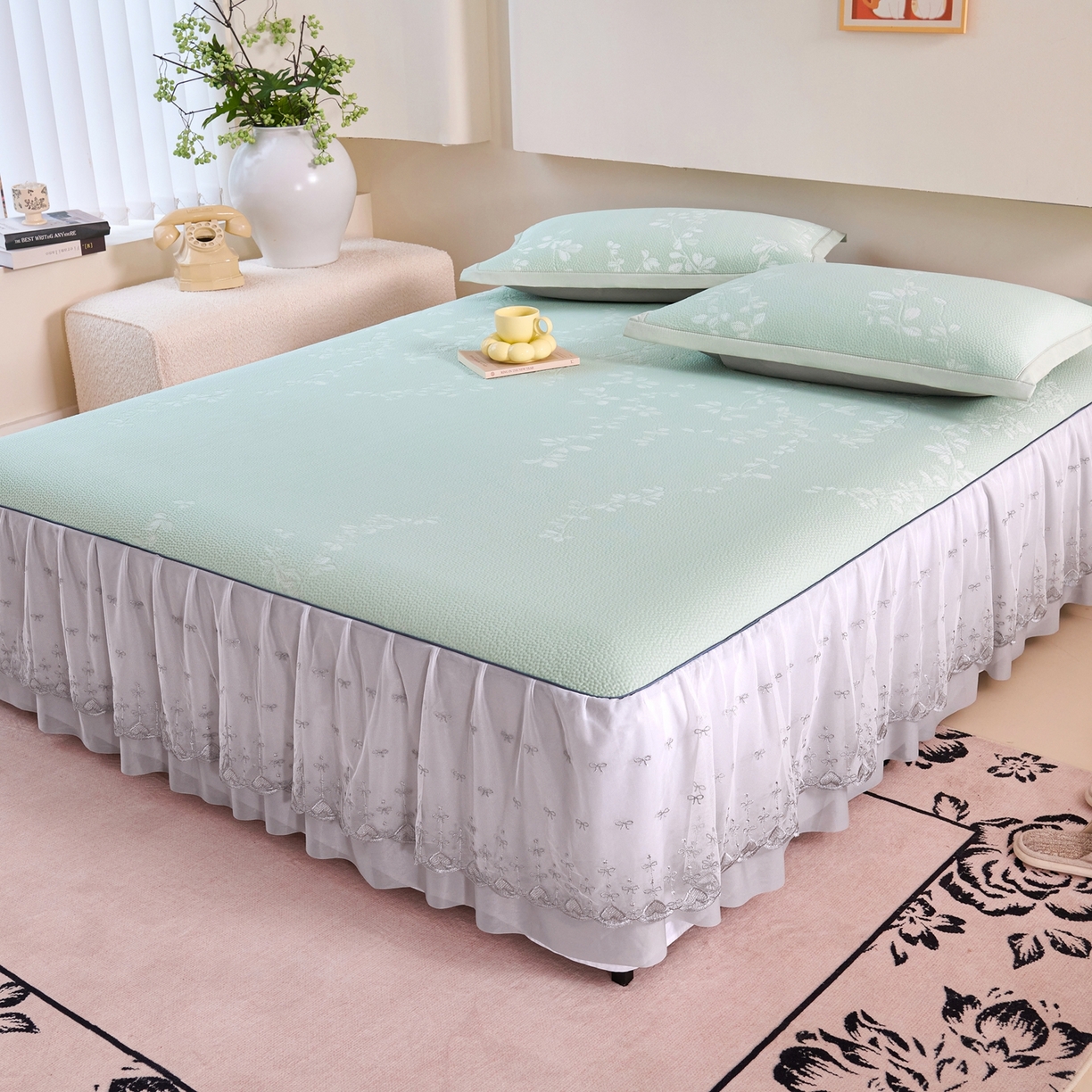 91家纺网 家纺一手货源 找家纺 梵克保罗 2026春夏新款高分子复合凉感提花蕾丝双层床裙款凉席三件套花语系列 床裙花语-绿