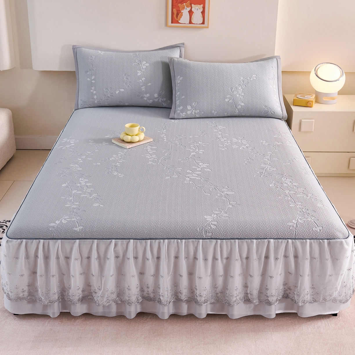 91家纺网 家纺一手货源 找家纺 梵克保罗 2026春夏新款高分子复合凉感提花蕾丝双层床裙款凉席三件套花语系列 床裙花语-灰