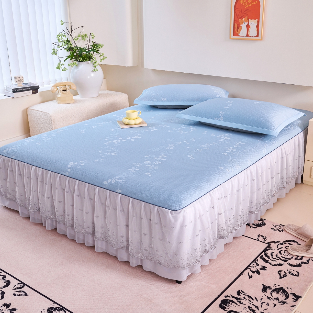 91家纺网 家纺一手货源 找家纺 梵克保罗 2026春夏新款高分子复合凉感提花蕾丝双层床裙款凉席三件套花语系列 床裙花语-蓝