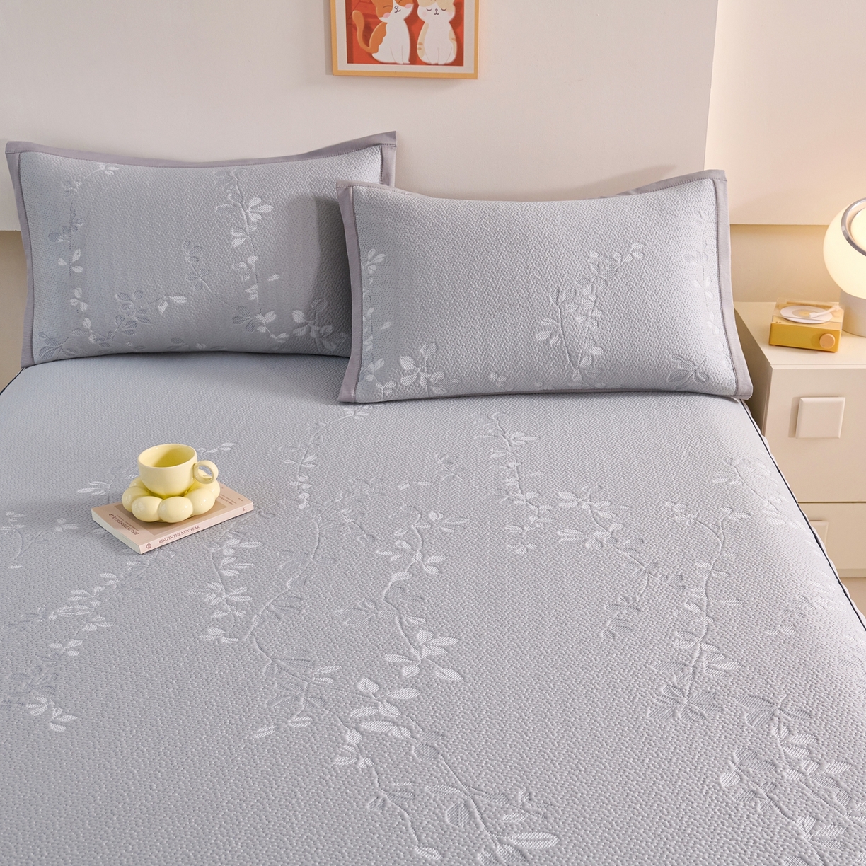 91家纺网 家纺一手货源 找家纺 梵克保罗 2026春夏新款高分子复合凉感提花蕾丝双层床裙款凉席三件套花语系列 床裙花语-灰