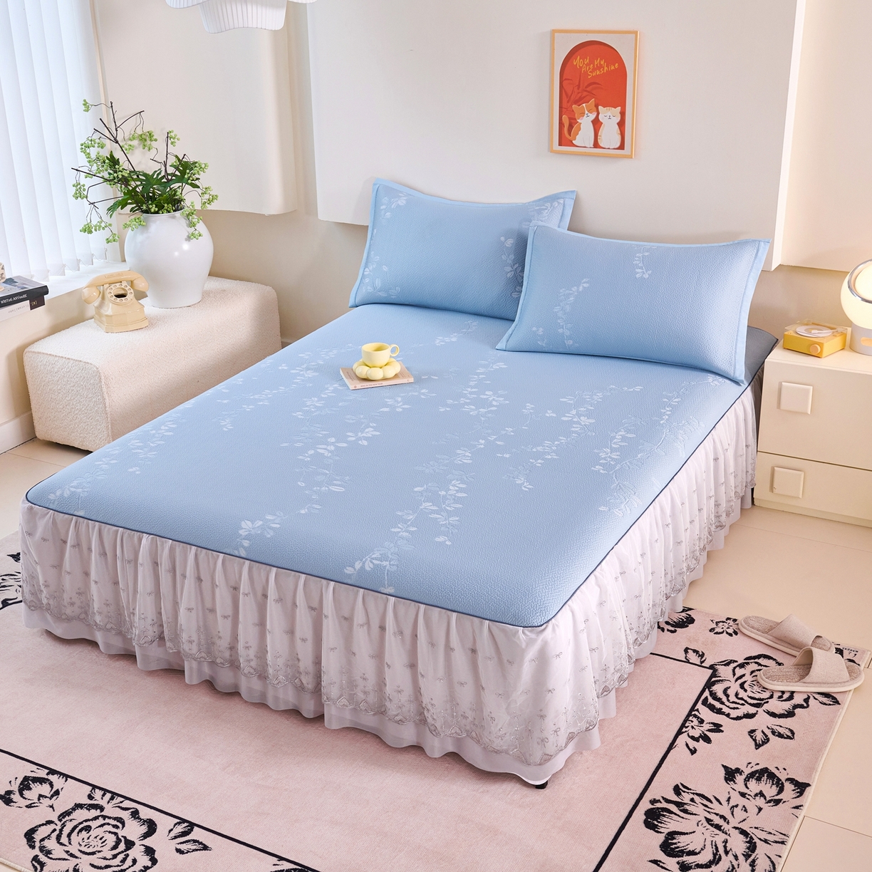 91家纺网 家纺一手货源 找家纺 梵克保罗 2026春夏新款高分子复合凉感提花蕾丝双层床裙款凉席三件套花语系列 床裙花语-蓝