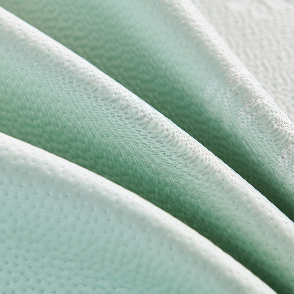 91家纺网 家纺一手货源 找家纺 梵克保罗 2026春夏新款高分子复合凉感提花蕾丝双层床裙款凉席三件套花语系列 床裙花语-绿