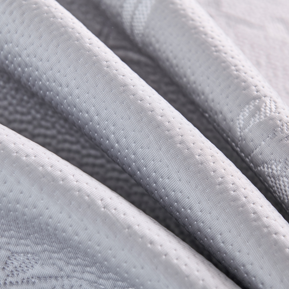 91家纺网 家纺一手货源 找家纺 梵克保罗 2026春夏新款高分子复合凉感提花蕾丝双层床裙款凉席三件套花语系列 床裙花语-灰