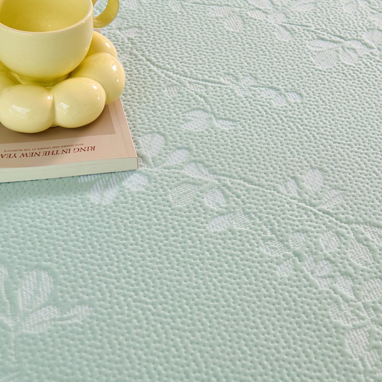 91家纺网 家纺一手货源 找家纺 梵克保罗 2026春夏新款高分子复合凉感提花蕾丝双层床裙款凉席三件套花语系列 床裙花语-绿