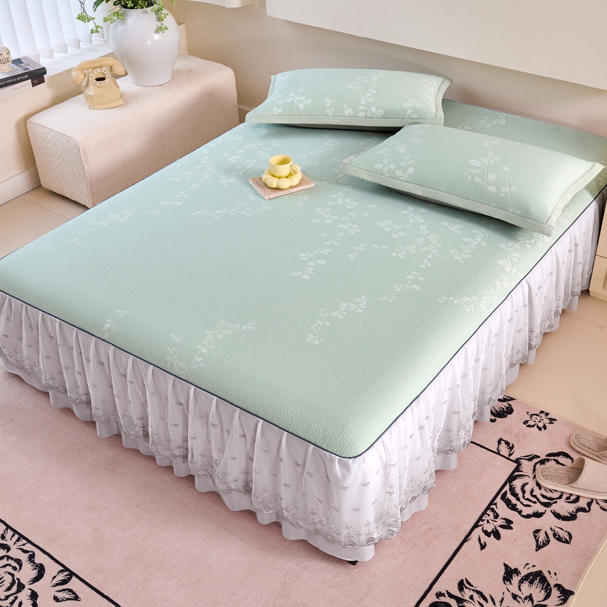 91家纺网 家纺一手货源 找家纺 梵克保罗 2026春夏新款高分子复合凉感提花蕾丝双层床裙款凉席三件套花语系列 床裙花语-绿