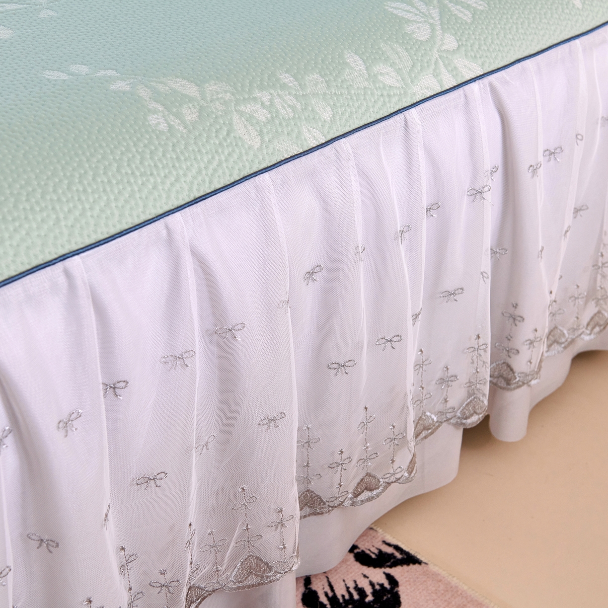 91家纺网 家纺一手货源 找家纺 梵克保罗 2026春夏新款高分子复合凉感提花蕾丝双层床裙款凉席三件套花语系列 床裙花语-绿