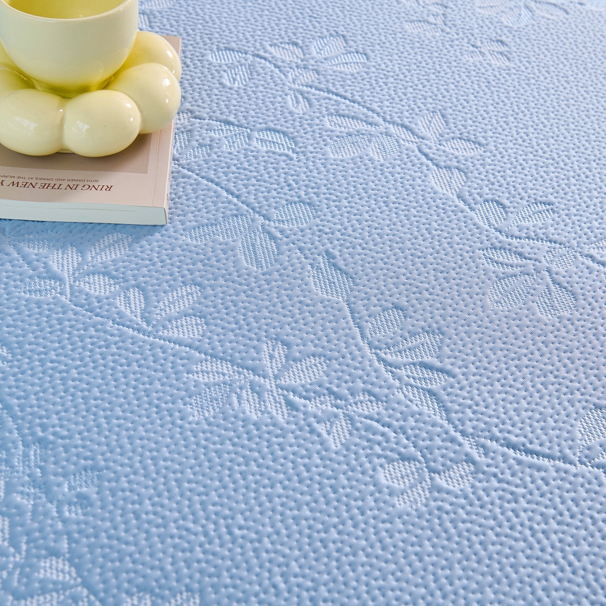 91家纺网 家纺一手货源 找家纺 梵克保罗 2026春夏新款高分子复合凉感提花蕾丝双层床裙款凉席三件套花语系列 床裙花语-蓝