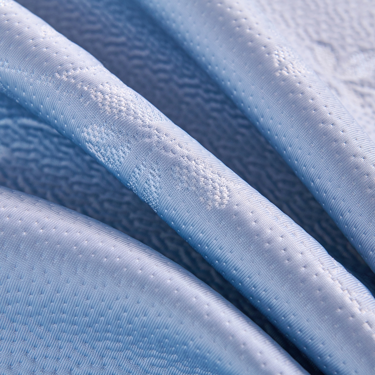 91家纺网 家纺一手货源 找家纺 梵克保罗 2026春夏新款高分子复合凉感提花蕾丝双层床裙款凉席三件套花语系列 床裙花语-蓝