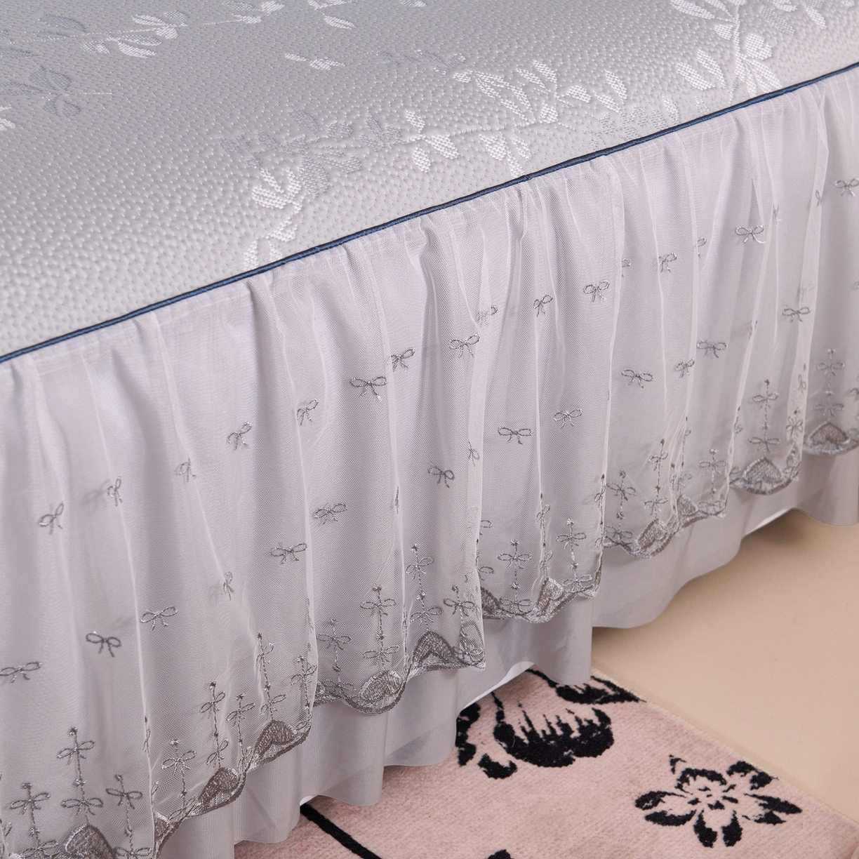 91家纺网 家纺一手货源 找家纺 梵克保罗 2026春夏新款高分子复合凉感提花蕾丝双层床裙款凉席三件套花语系列 床裙花语-灰