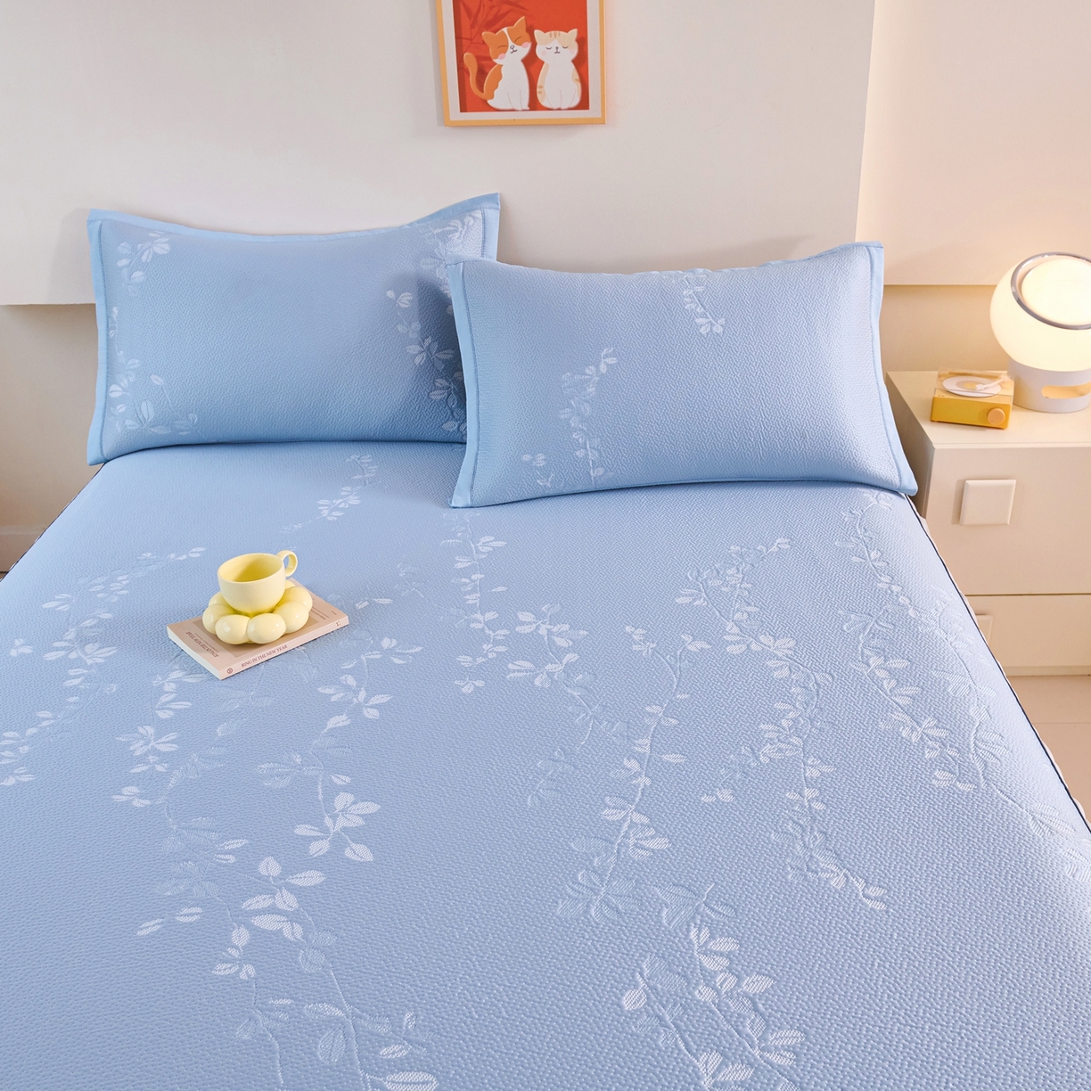 91家纺网 家纺一手货源 找家纺 梵克保罗 2026春夏新款高分子复合凉感提花蕾丝双层床裙款凉席三件套花语系列 床裙花语-蓝