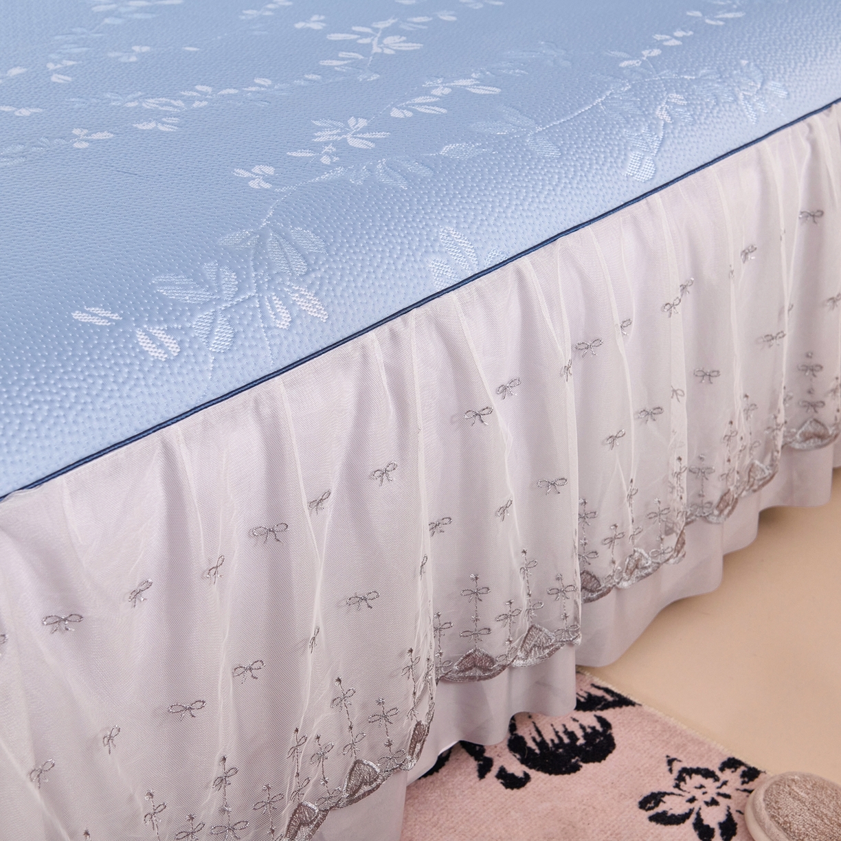 91家纺网 家纺一手货源 找家纺 梵克保罗 2026春夏新款高分子复合凉感提花蕾丝双层床裙款凉席三件套花语系列 床裙花语-蓝