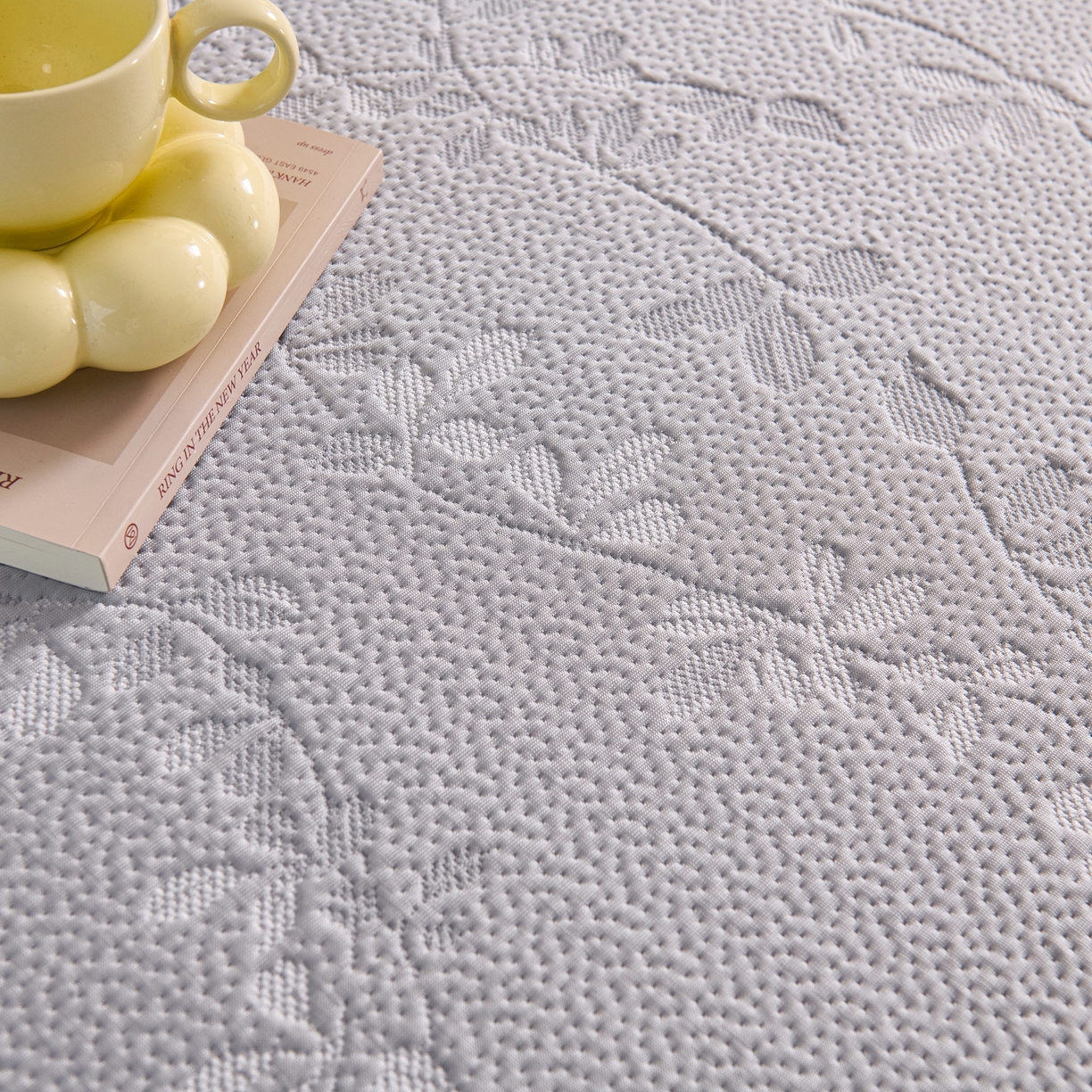 91家纺网 家纺一手货源 找家纺 梵克保罗 2026春夏新款高分子复合凉感提花蕾丝双层床裙款凉席三件套花语系列 床裙花语-灰