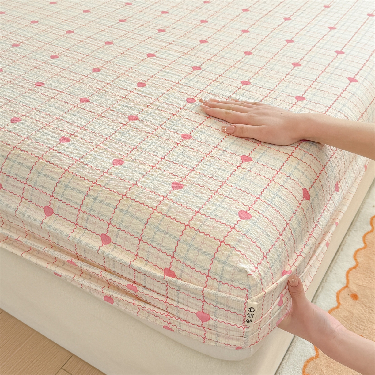 91家纺网 家纺一手货源 找家纺 女子家纺 2026新款亲肤泡芙纱印花床笠单床笠床笠单件 心心相印