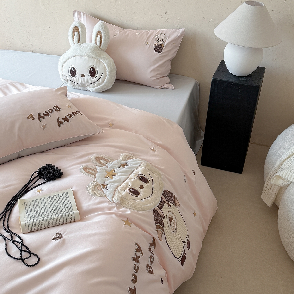 91家纺网 家纺一手货源 找家纺 优悦生活馆 2026新款全棉贴布绣四件套-幸运布布 幸运布布-粉