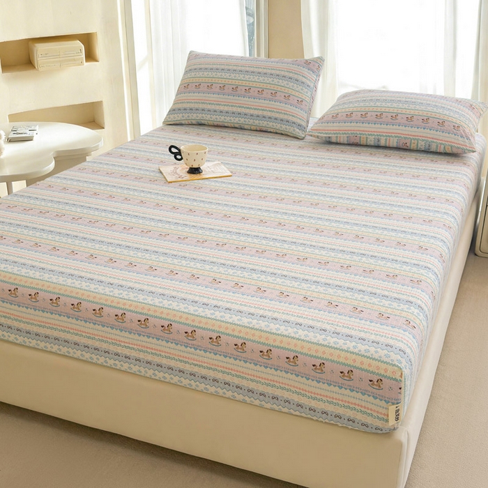 91家纺网 家纺一手货源 找家纺 几禾 2026新款高克重泡芙纱~印花款（单床笠）浅糯系列-110g CL浅糯-甜心木马卷