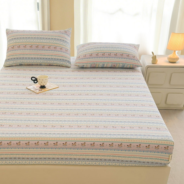 91家纺网 家纺一手货源 找家纺 几禾 2026新款高克重泡芙纱~印花款（单床笠）浅糯系列-110g CL浅糯-甜心木马卷