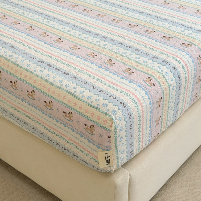 91家纺网 家纺一手货源 找家纺 几禾 2026新款高克重泡芙纱~印花款（单床笠）浅糯系列-110g CL浅糯-甜心木马卷