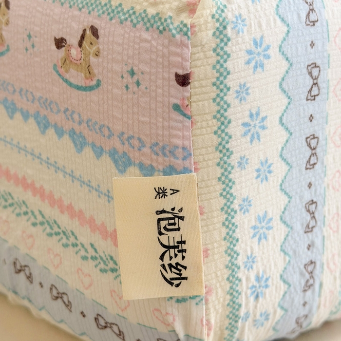 91家纺网 家纺一手货源 找家纺 几禾 2026新款高克重泡芙纱~印花款（单床笠）浅糯系列-110g CL浅糯-甜心木马卷