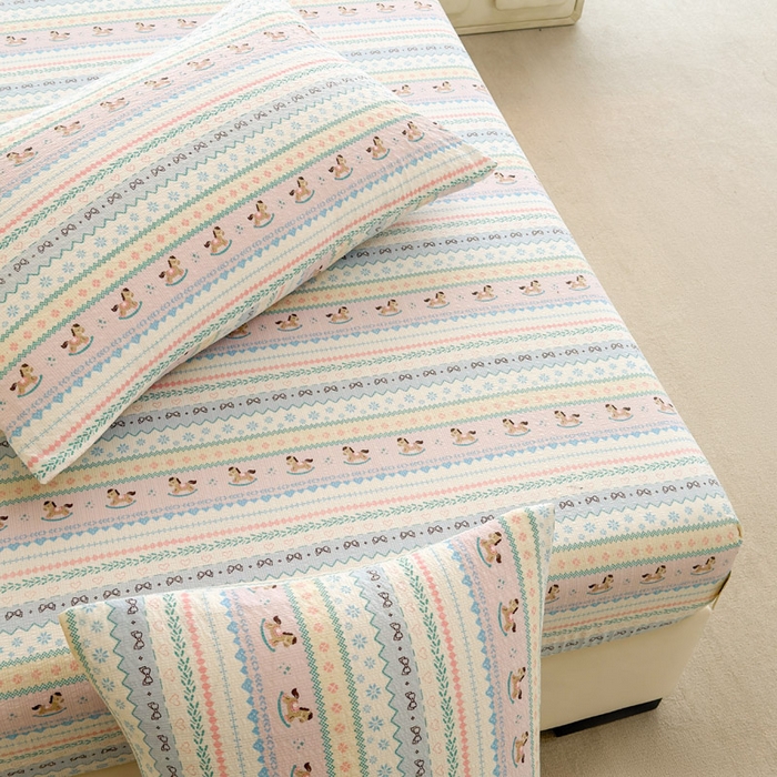 91家纺网 家纺一手货源 找家纺 几禾 2026新款高克重泡芙纱~印花款（单床笠）浅糯系列-110g CL浅糯-甜心木马卷