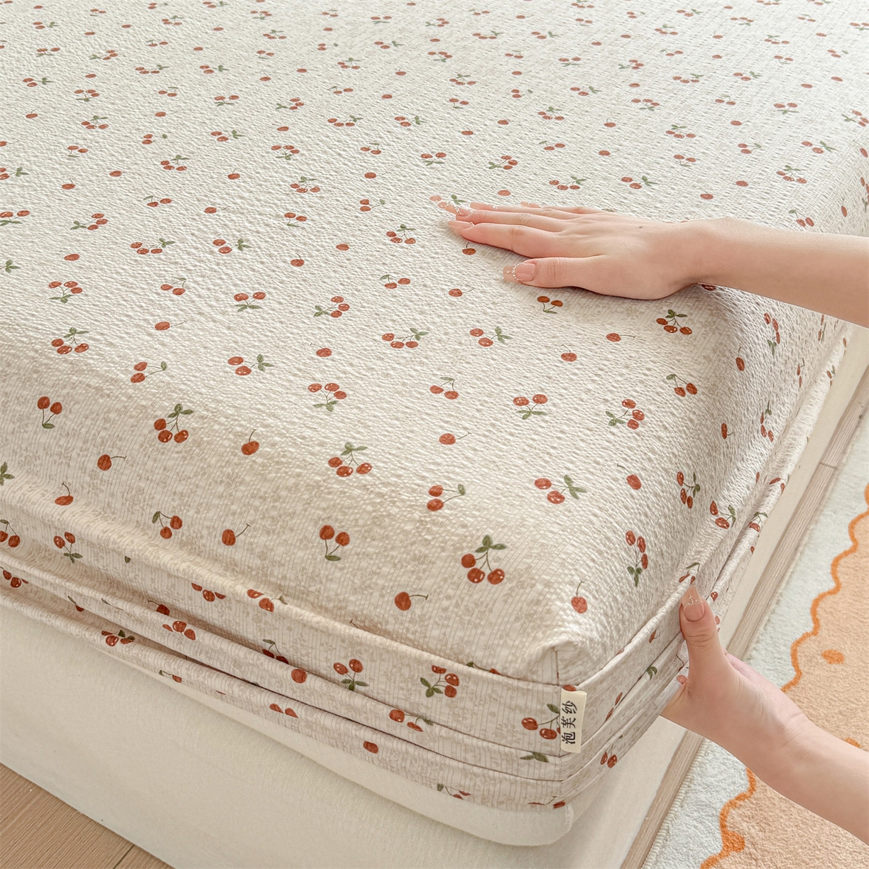 91家纺网 家纺一手货源 找家纺 女子家纺 2026新款亲肤泡芙纱印花床笠单床笠床笠单件 樱桃心事