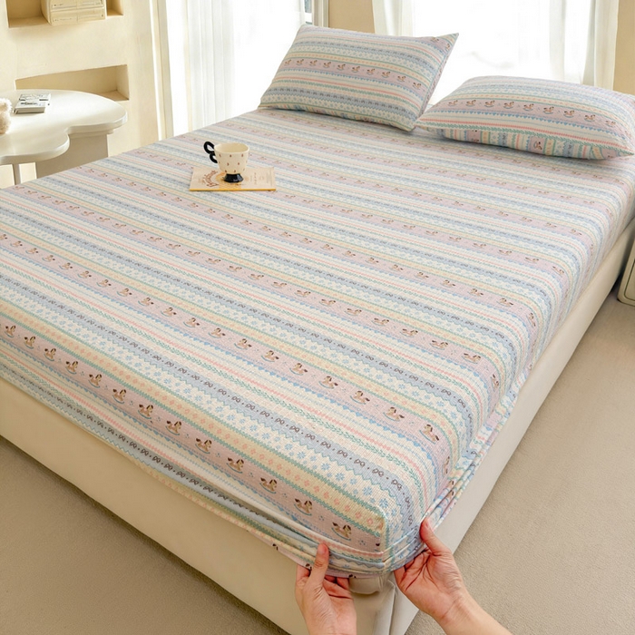 91家纺网 家纺一手货源 找家纺 几禾 2026新款高克重泡芙纱~印花款（单床笠）浅糯系列-110g CL浅糯-甜心木马卷