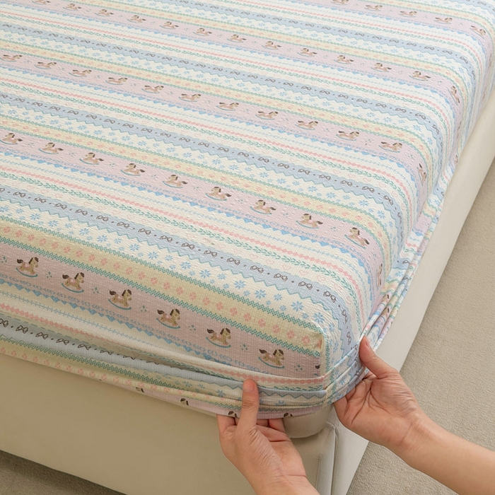 91家纺网 家纺一手货源 找家纺 几禾 2026新款高克重泡芙纱~印花款（单床笠）浅糯系列-110g CL浅糯-甜心木马卷