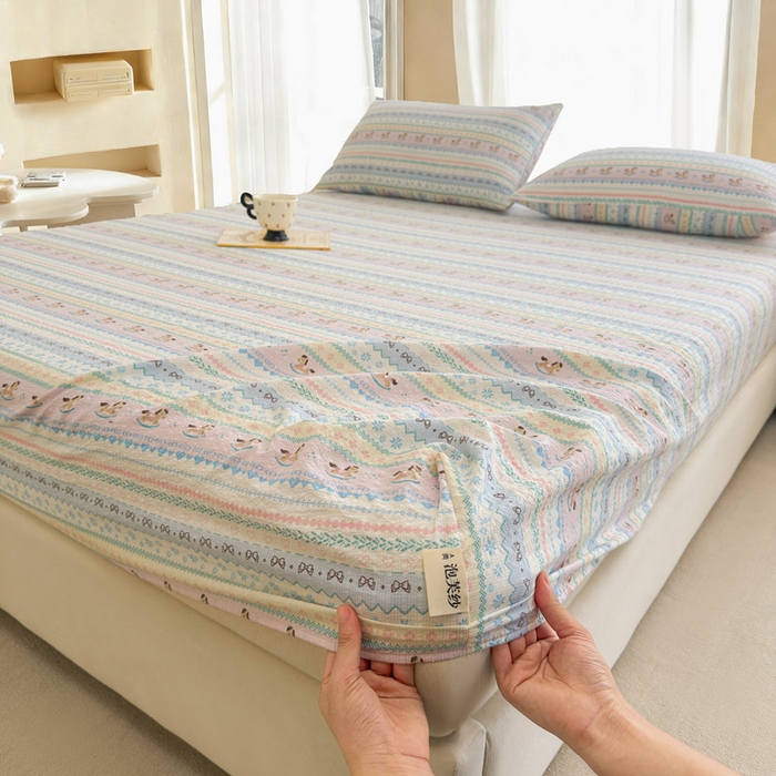 91家纺网 家纺一手货源 找家纺 几禾 2026新款高克重泡芙纱~印花款（单床笠）浅糯系列-110g CL浅糯-甜心木马卷