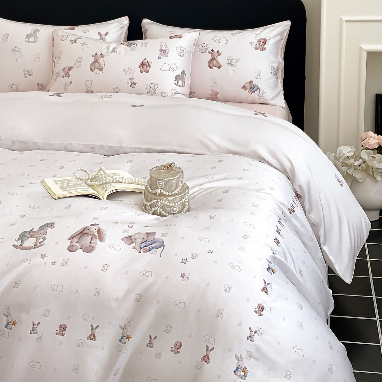 91家纺网 家纺一手货源 找家纺 慕晨 2026新款莱赛尔数码印高级简奢卡通大版印花丝滑被套四件套 木马象--米白