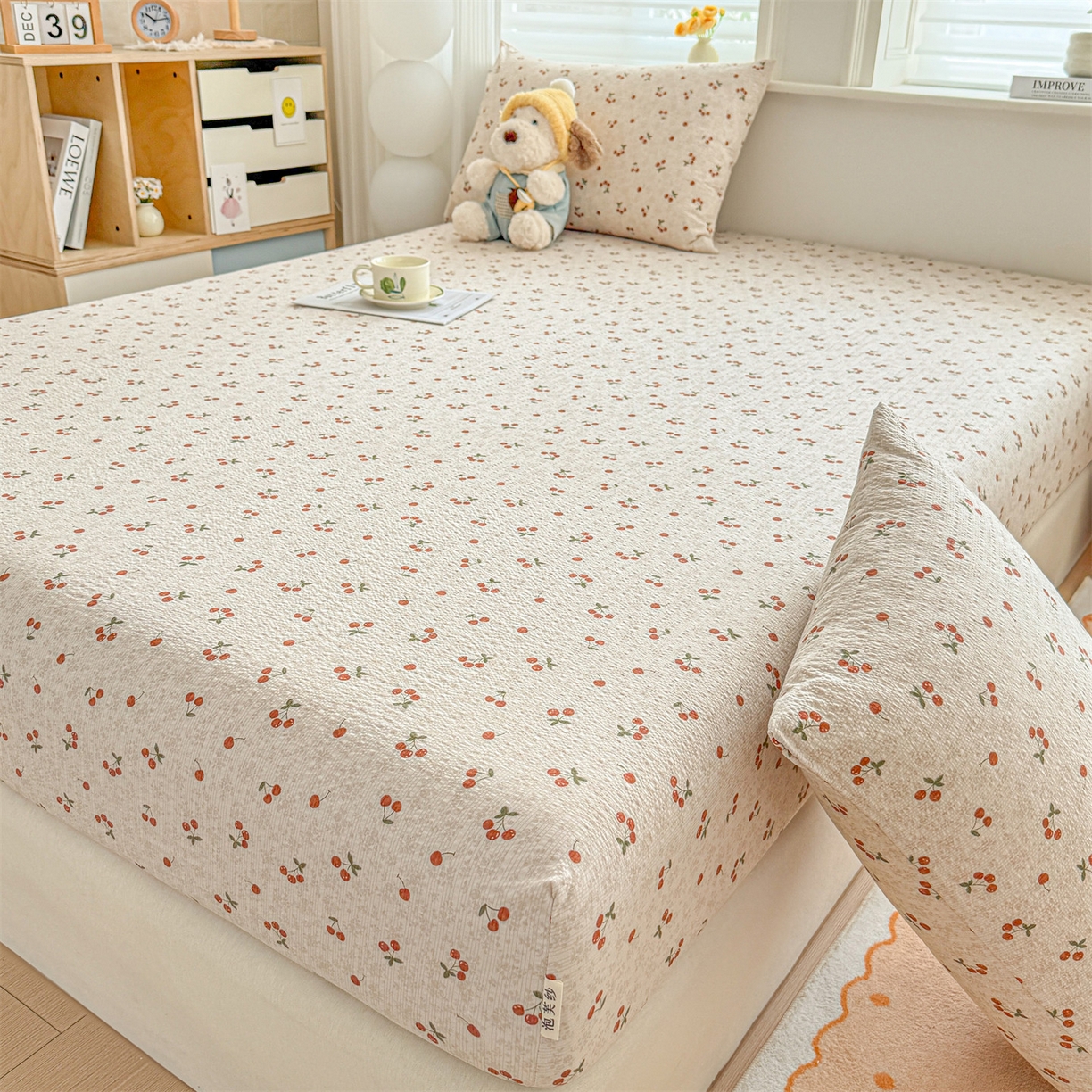 91家纺网 家纺一手货源 找家纺 女子家纺 2026新款亲肤泡芙纱印花床笠单床笠床笠单件 樱桃心事