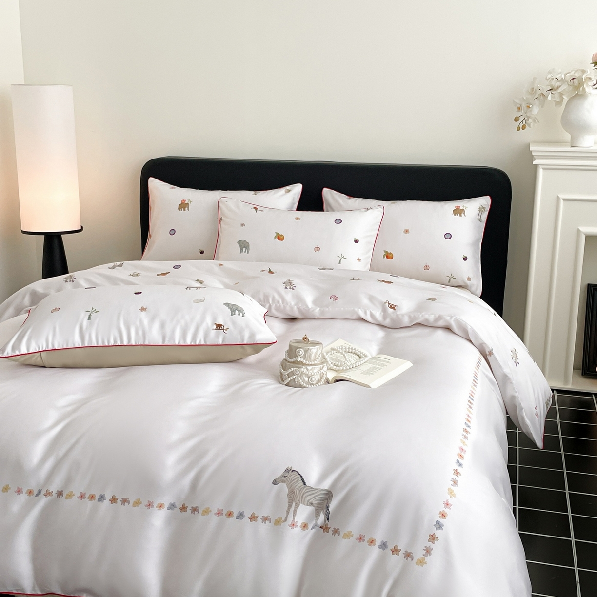 91家纺网 家纺一手货源 找家纺 慕晨 2026新款莱赛尔数码印高级简奢卡通大版印花丝滑被套四件套 斑马--米白