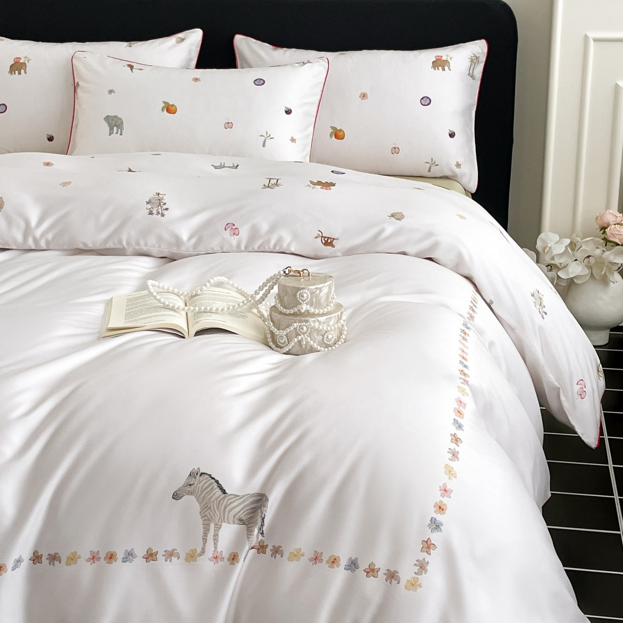 91家纺网 家纺一手货源 找家纺 慕晨 2026新款莱赛尔数码印高级简奢卡通大版印花丝滑被套四件套 斑马--米白