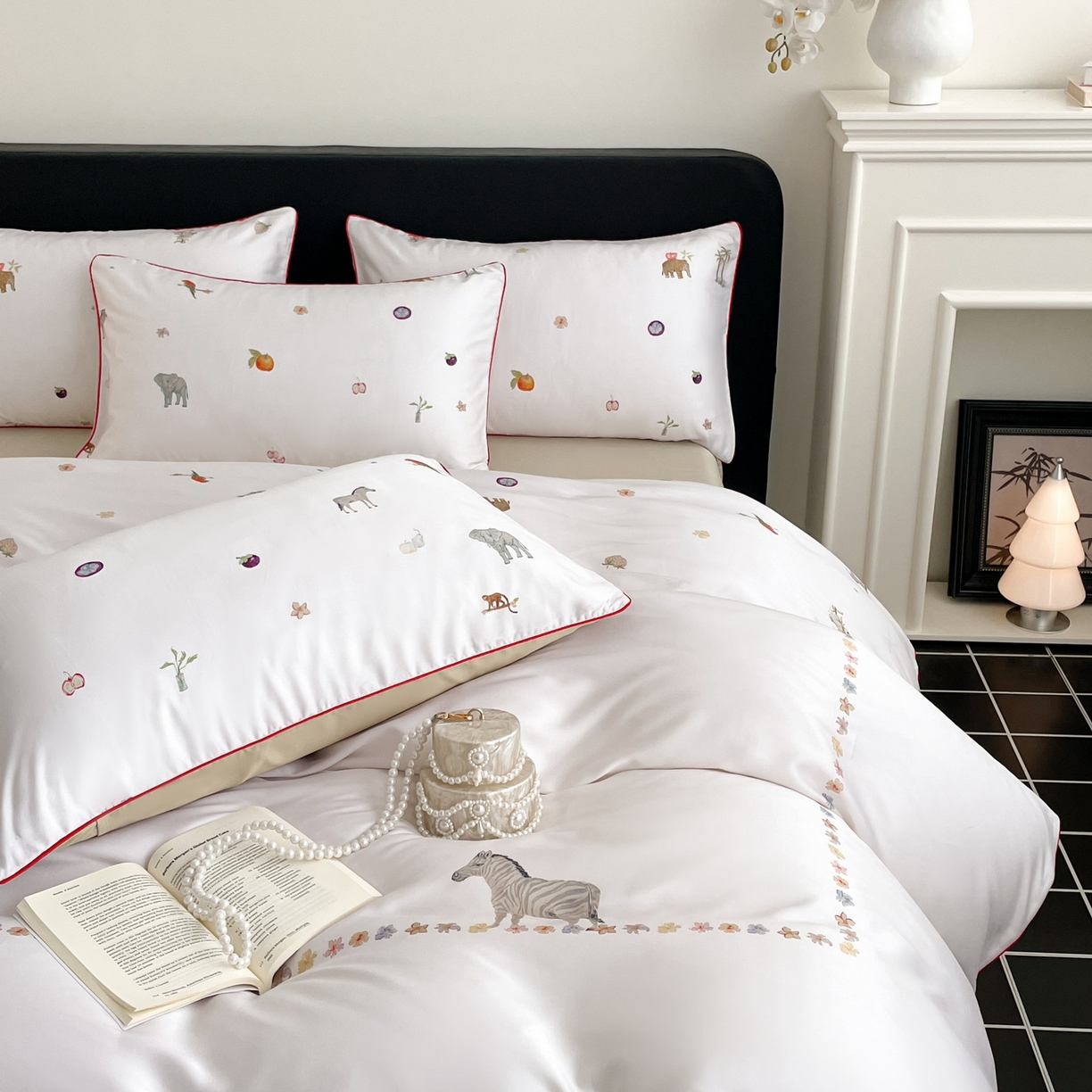 91家纺网 家纺一手货源 找家纺 慕晨 2026新款莱赛尔数码印高级简奢卡通大版印花丝滑被套四件套 斑马--米白