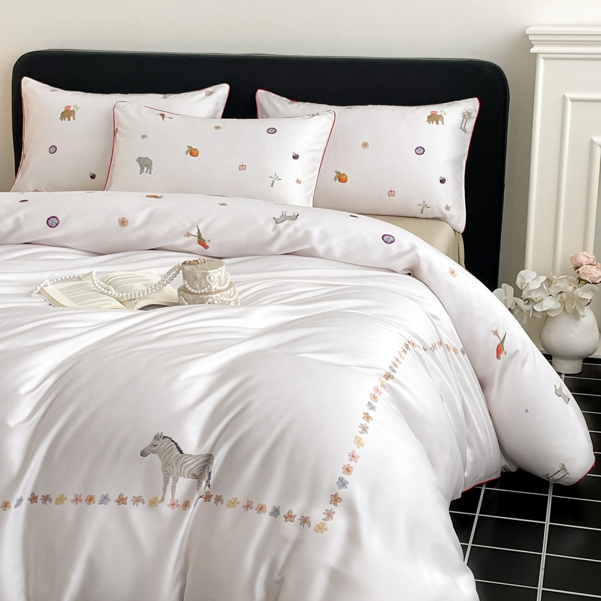 91家纺网 家纺一手货源 找家纺 慕晨 2026新款莱赛尔数码印高级简奢卡通大版印花丝滑被套四件套 斑马--米白