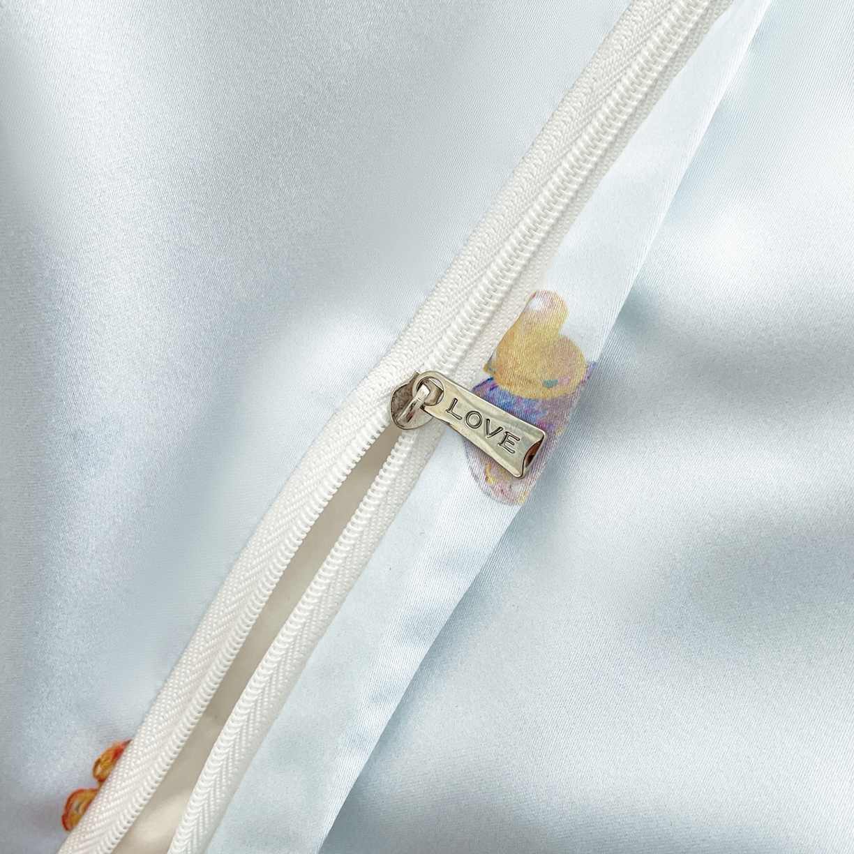 91家纺网 家纺一手货源 找家纺 慕晨 2026新款莱赛尔数码印高级简奢卡通大版印花丝滑被套四件套 三只熊--蓝