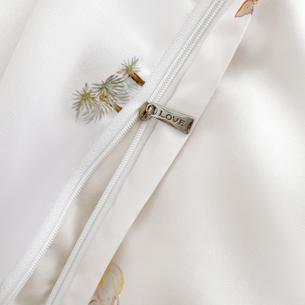 91家纺网 家纺一手货源 找家纺 慕晨 2026新款莱赛尔数码印高级简奢卡通大版印花丝滑被套四件套 斑马--米白