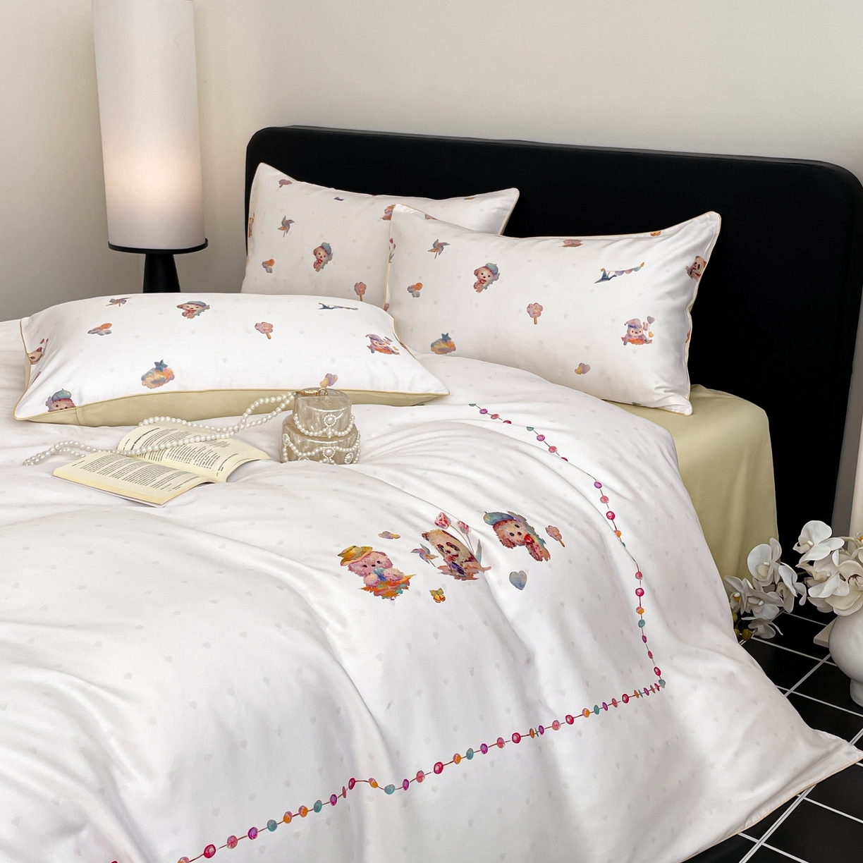 91家纺网 家纺一手货源 找家纺 慕晨 2026新款莱赛尔数码印高级简奢卡通大版印花丝滑被套四件套 三只熊--米白