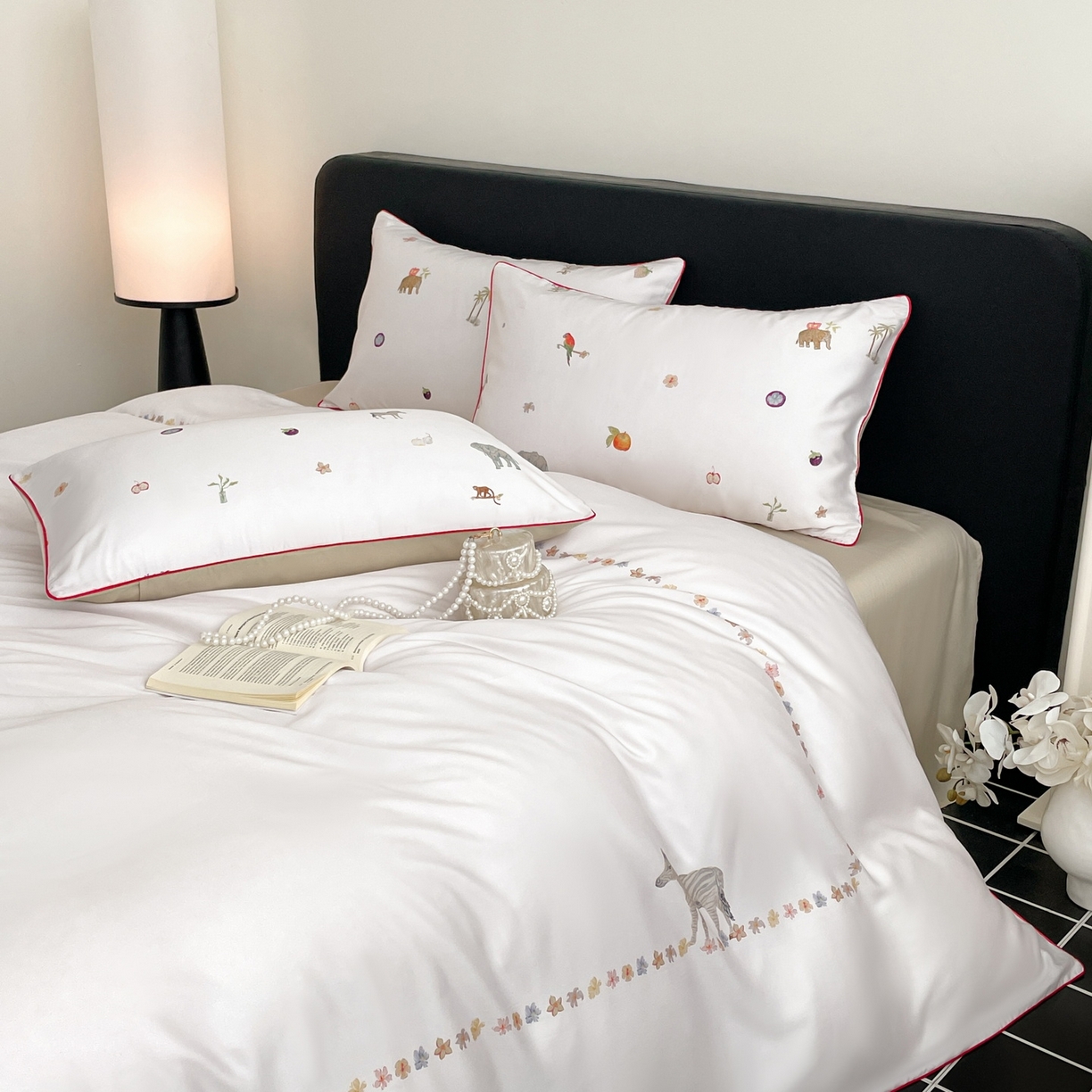 91家纺网 家纺一手货源 找家纺 慕晨 2026新款莱赛尔数码印高级简奢卡通大版印花丝滑被套四件套 斑马--米白