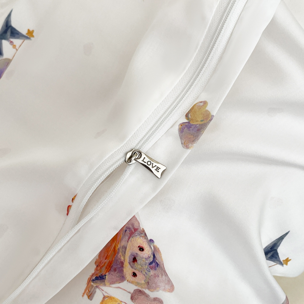 91家纺网 家纺一手货源 找家纺 慕晨 2026新款莱赛尔数码印高级简奢卡通大版印花丝滑被套四件套 三只熊--米白