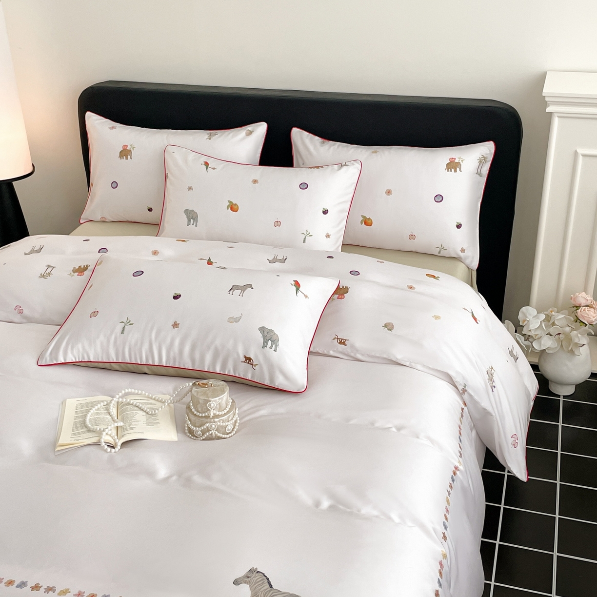 91家纺网 家纺一手货源 找家纺 慕晨 2026新款莱赛尔数码印高级简奢卡通大版印花丝滑被套四件套 斑马--米白