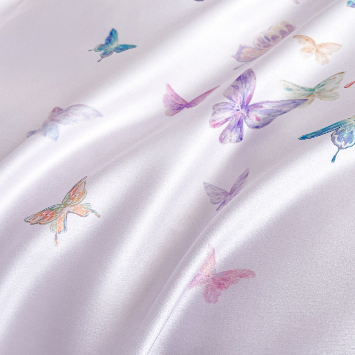 91家纺网 家纺一手货源 找家纺 慕晨 2026新款莱赛尔数码印高级简奢卡通大版印花丝滑被套四件套 蝶舞