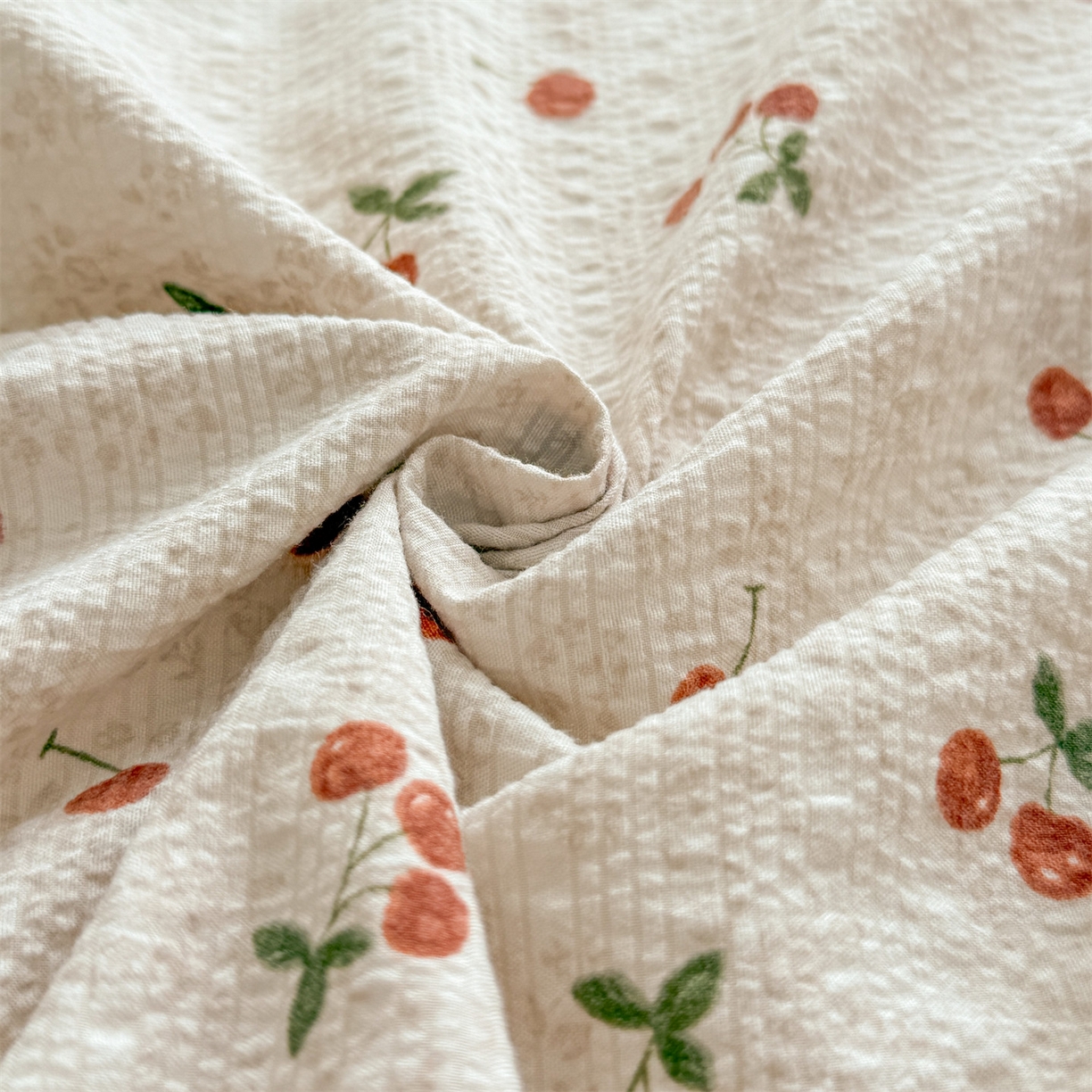 91家纺网 家纺一手货源 找家纺 女子家纺 2026新款亲肤泡芙纱印花床笠单床笠床笠单件 樱桃心事