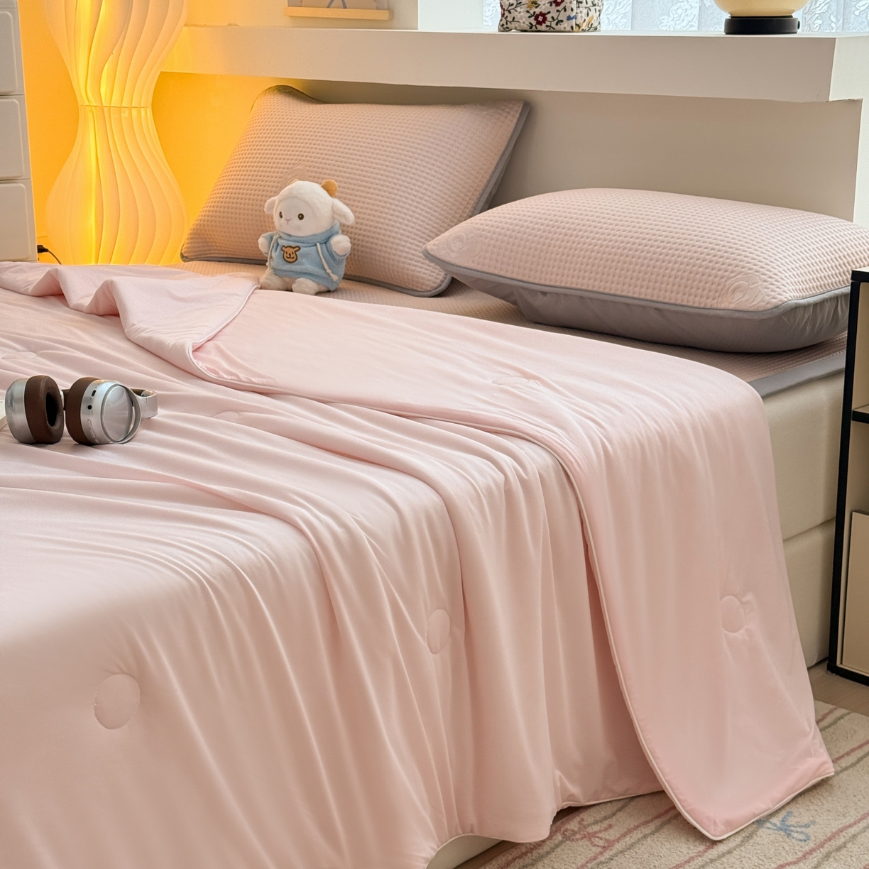 91家纺网 家纺一手货源 找家纺 （总）欧邦 2026新款华夫格小熊系列凉感冰豆豆凉席绑带款夏被套件