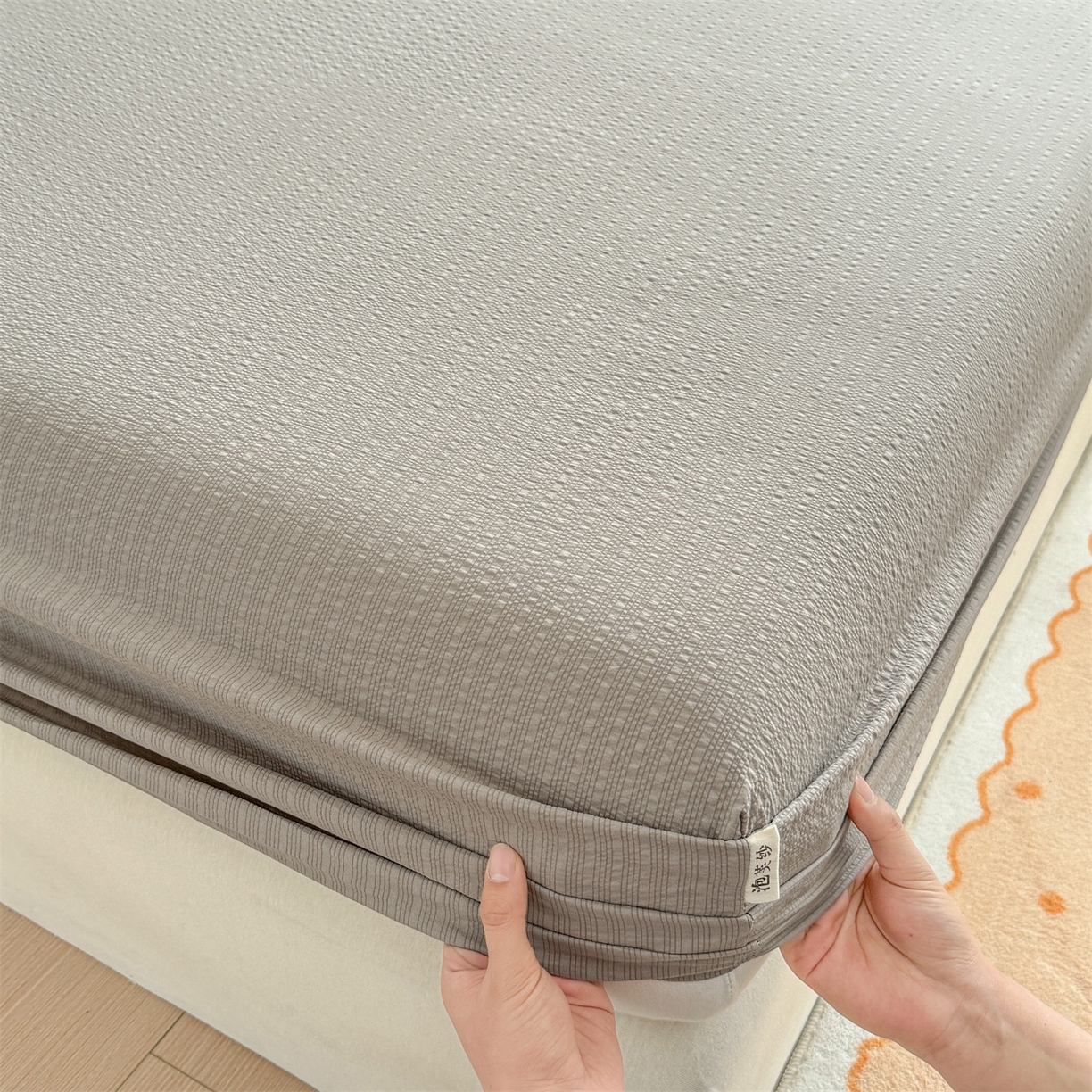 91家纺网 家纺一手货源 找家纺 女子家纺 2026新款亲肤泡芙纱印花床笠单床笠床笠单件 陨石灰