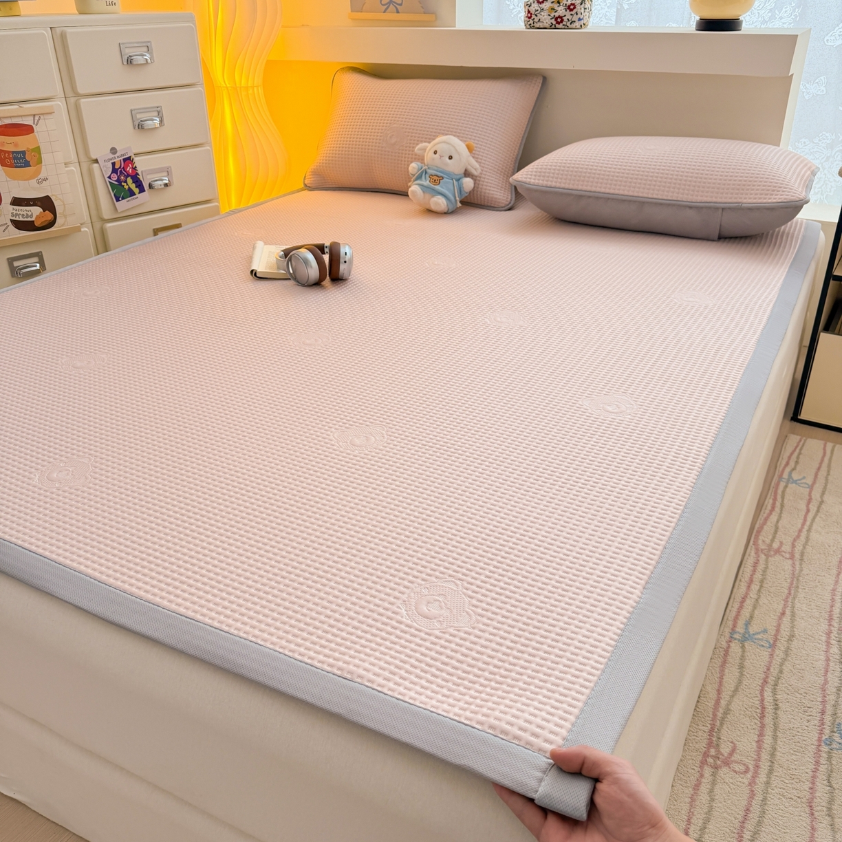 91家纺网 家纺一手货源 找家纺 （总）欧邦 2026新款华夫格小熊系列凉感冰豆豆凉席绑带款夏被套件