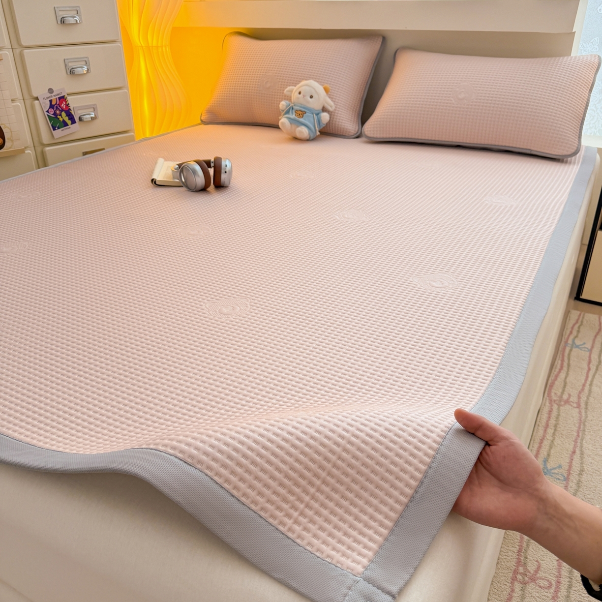 91家纺网 家纺一手货源 找家纺 （总）欧邦 2026新款华夫格小熊系列凉感冰豆豆凉席绑带款夏被套件